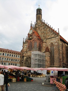 クリスマスマーケットが開かれるFrauenkircheの前の中央広場